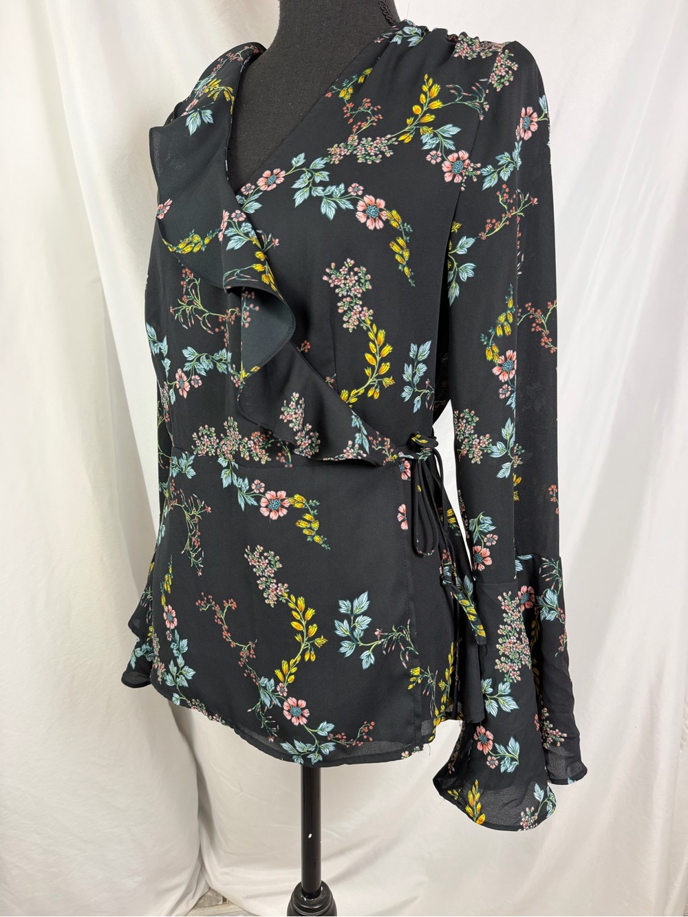 Who What Wear Black Floral Ruffle Wrap Blouse XS | Bell Sleeve Romantic Boho Top - Picture 4 of 13
